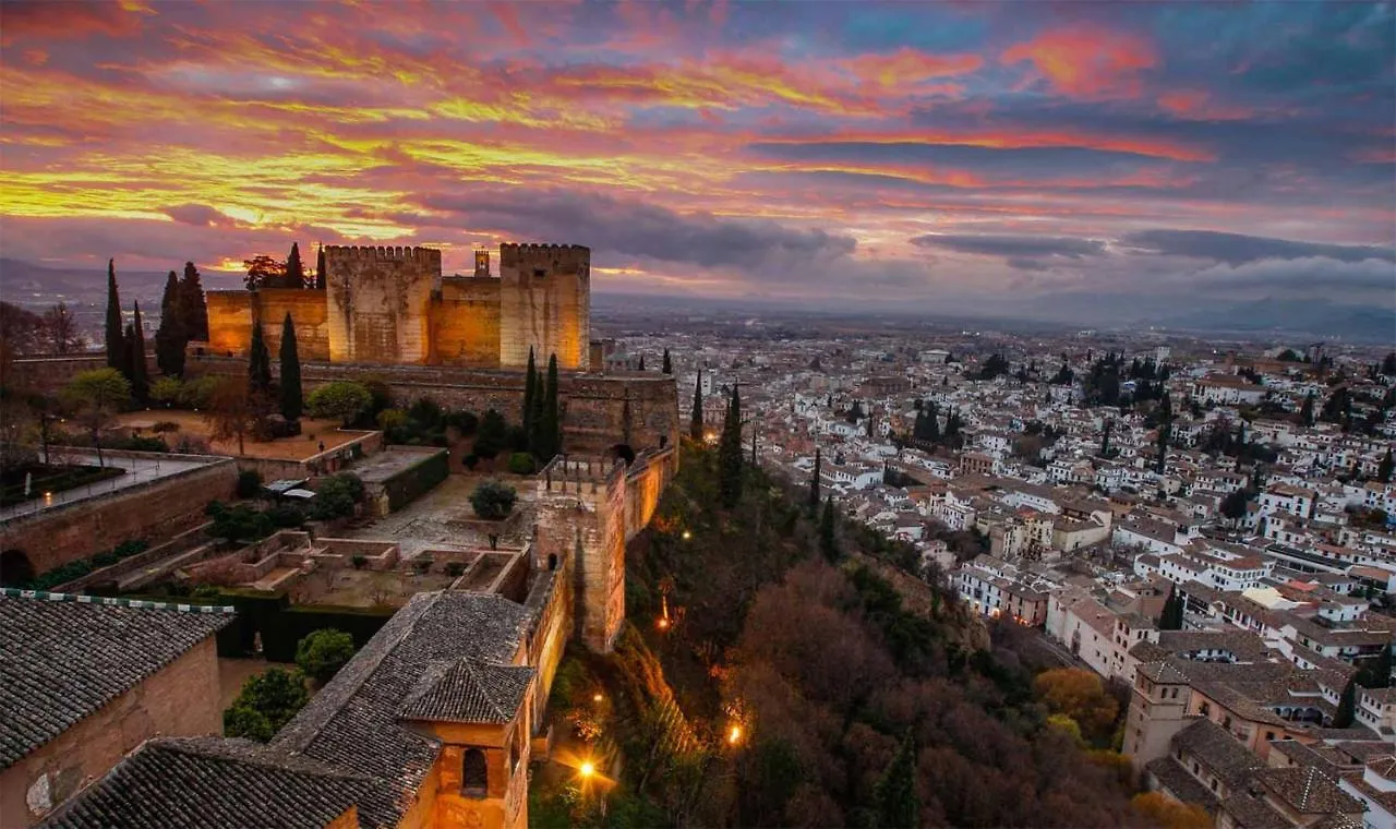 Lägenhet Amplio Y Centrico, Recien Reformado, Calefaccion Central, Jardines, Supermercados, Cafeterias Y Todos Los Servicios En El Corazon De La Ciudad Granada