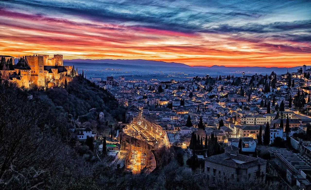 Amplio Y Centrico, Recien Reformado, Calefaccion Central, Jardines, Supermercados, Cafeterias Y Todos Los Servicios En El Corazon De La Ciudad Granada Lägenhet