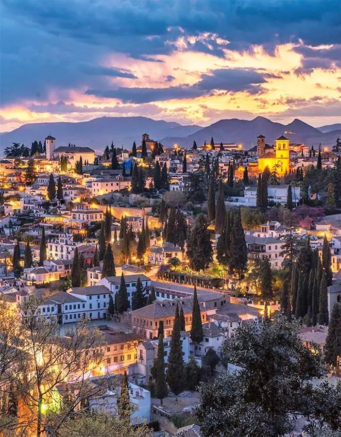 Amplio Y Centrico, Recien Reformado, Calefaccion Central, Jardines, Supermercados, Cafeterias Y Todos Los Servicios En El Corazon De La Ciudad Granada