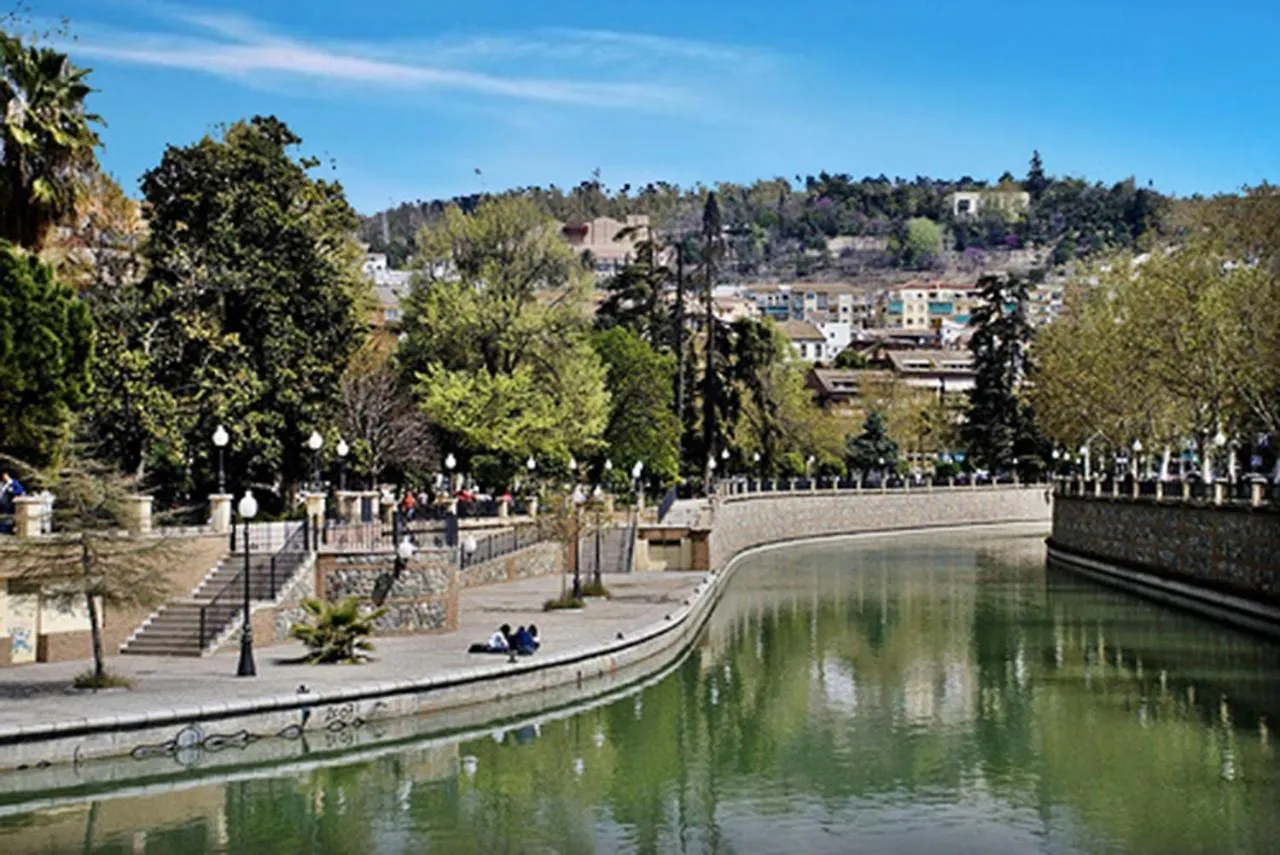 Apartment Amplio Y Centrico, Recien Reformado, Calefaccion Central, Jardines, Supermercados, Cafeterias Y Todos Los Servicios En El Corazon De La Ciudad Granada Spain