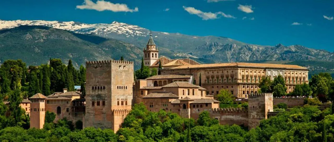 Amplio Y Centrico, Recien Reformado, Calefaccion Central, Jardines, Supermercados, Cafeterias Y Todos Los Servicios En El Corazon De La Ciudad Granada 0*,  Spain